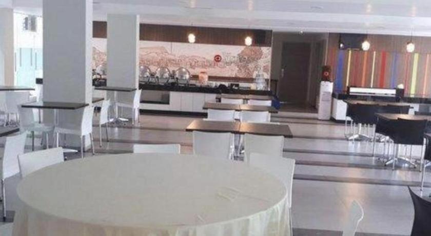 Amaris Hotel Ambon Exteriör bild
